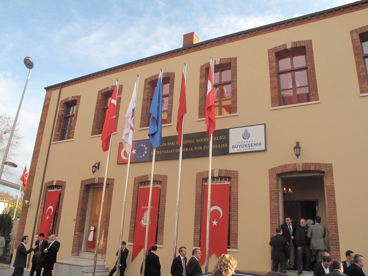 ysrdnl's tweet photo. Ortaköy’deki Avrupa Birliği Genel Sekreterliği İrtibat Bürosu nargileci olmuş. Ülkedeki siyasal dönüşümü daha iyi anlatan bir mekansal dönüşüm  örneği bulmak zor. https://t.co/oQKuyVZ2pu