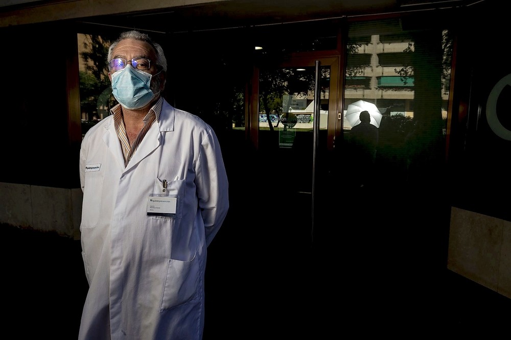 diariodeburgos's tweet photo. .@juangabriel1963 (especialista en medicina del trabajo): «Cuando un sanitario enferma es un paciente más, con las mismas emociones y miedos» https://t.co/6NxQRxalt4 https://t.co/6HLxTEKZPR