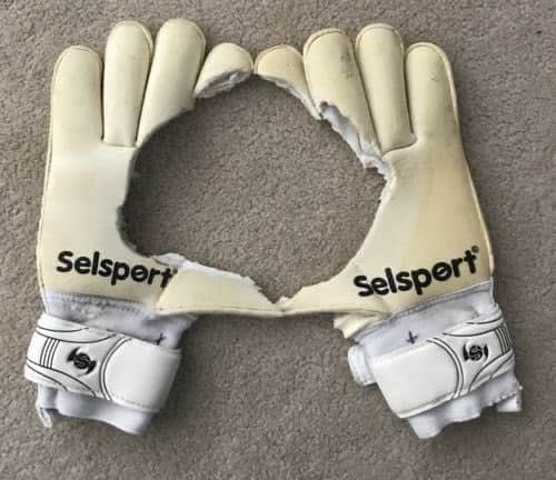 Kofi_Kwarteng's tweet photo. David de Gea's gloves 😂😂😂#MUNCHE https://t.co/7U6kO6Pq9s