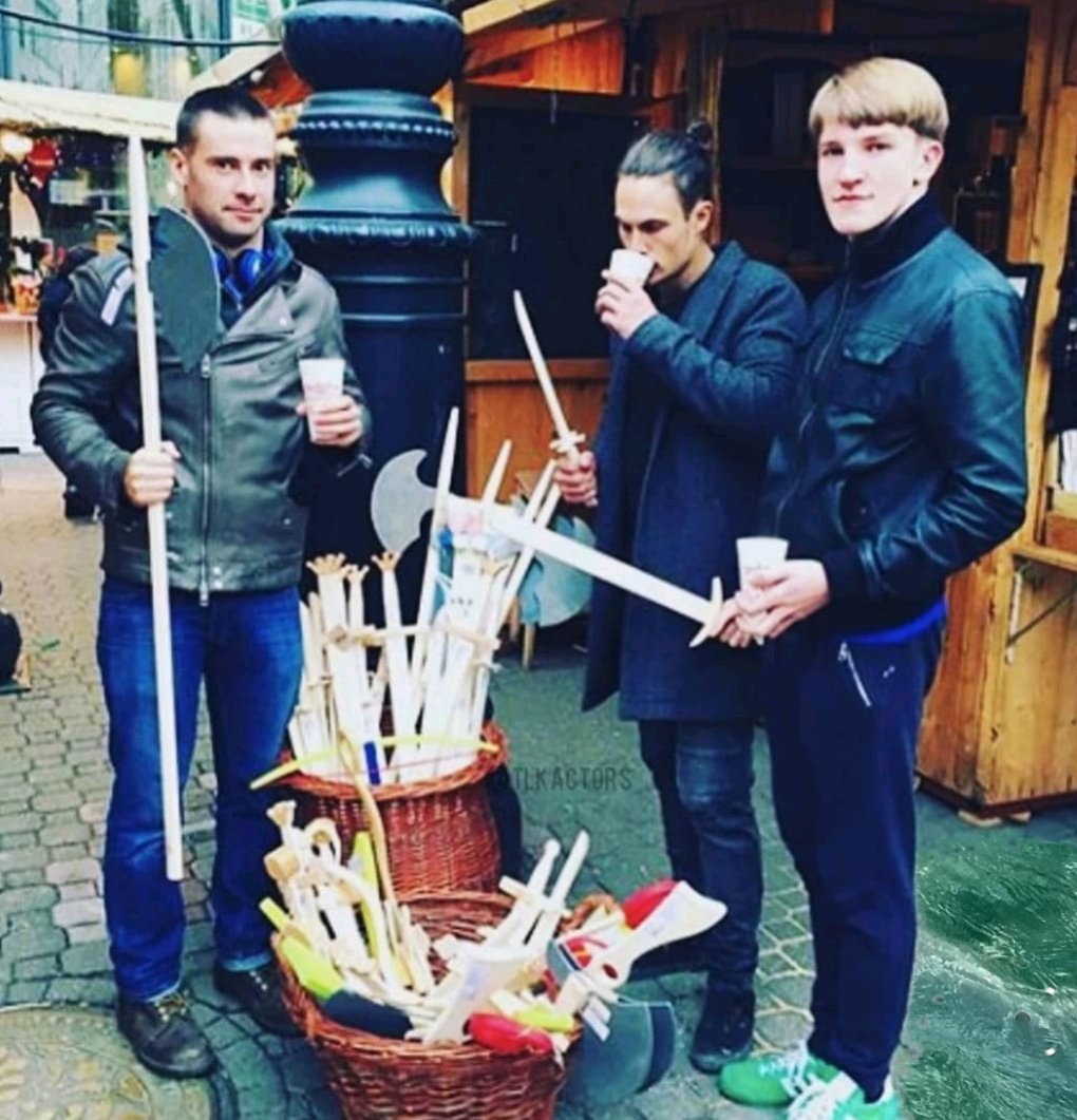 Team Uhtred getting new swords for battle🗡️🗡️
PS : first time I saw this picture I didn't recognize Mark Rowley 😱😄
#TheLastKingdom #TeamUhtred #Sihtric #Finan #BabyMonk #Danes #Saxons #Warriors #HotMen #Actors  #DestinyIsAll #Arselings #TLKfans  #ShieldWall #AleHouse #Witan