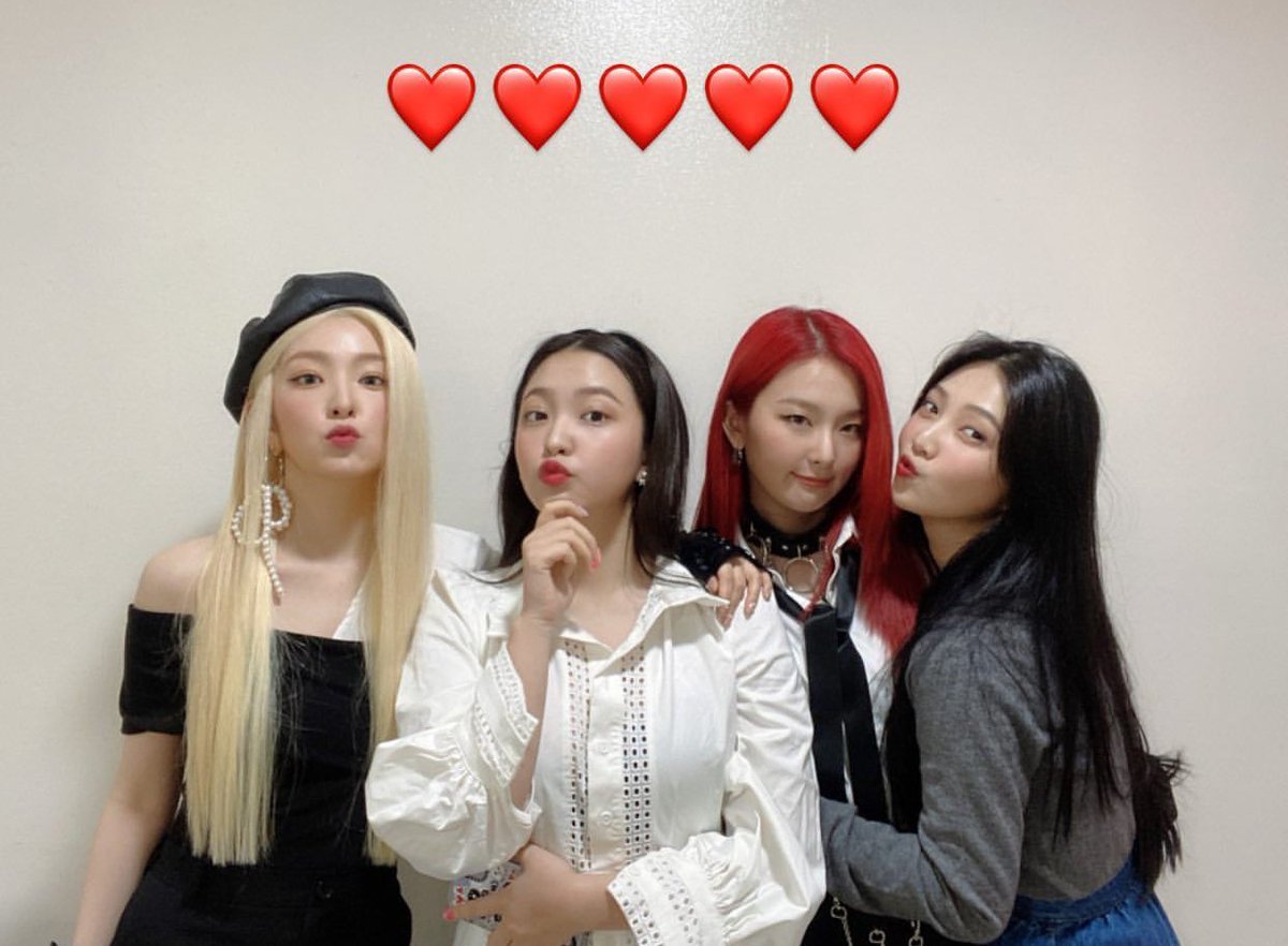 RedVelcroBr's tweet photo. eu amo como elas sempre colocam 5 corações ❤😭 que sdds delas juntas https://t.co/Ek4UY1fQN0