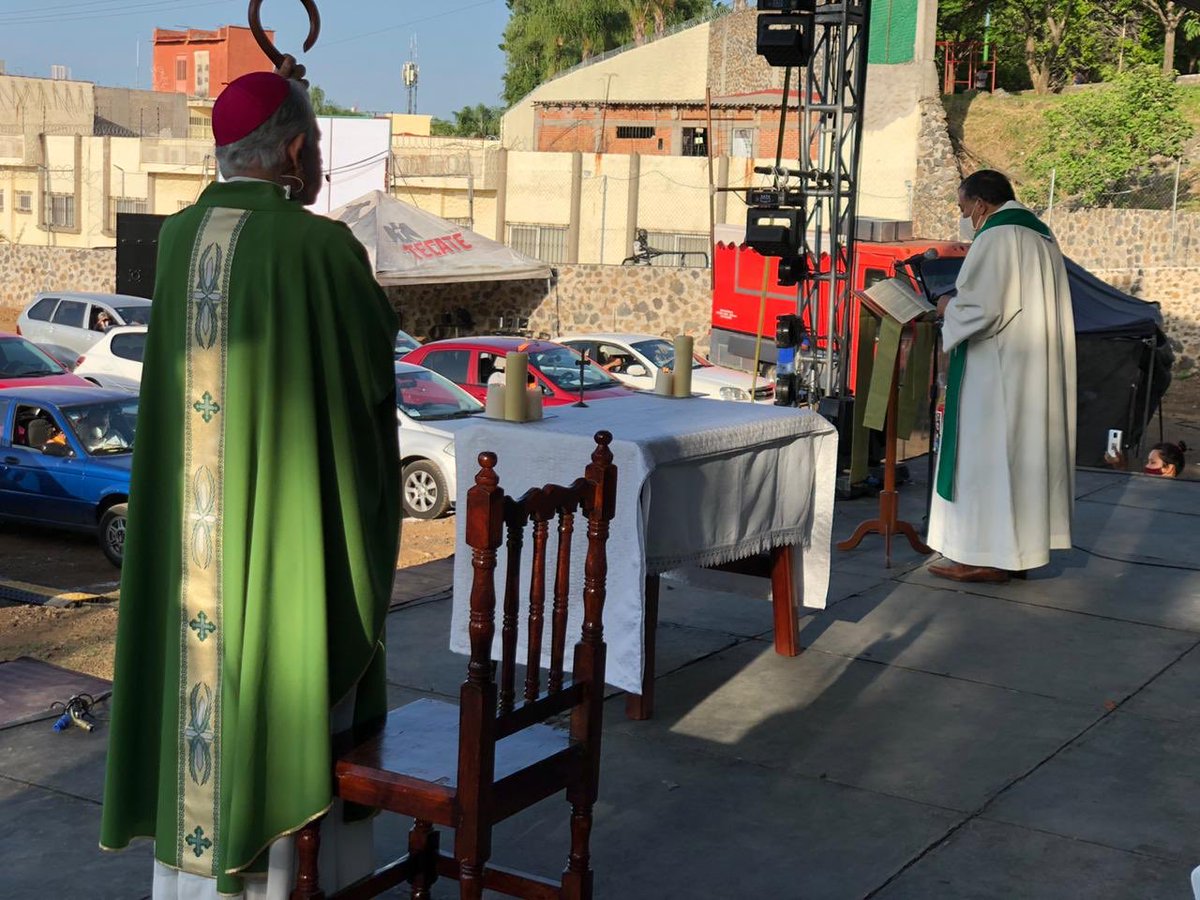 MonsRamonCastro's tweet photo. Hemos celebrado la 1ra Eucaristía en un autocinema de Cuernavaca. A Dios gracias todo se llevó a cabo con el decoro y las medidas sanitarias exigidas
Continuaremos semanalmente ofreciendo este servicio hasta que termine la emergencia sanitaria.Gracias a quien proporcionó el lugar https://t.co/WLF7ZdsdP4
