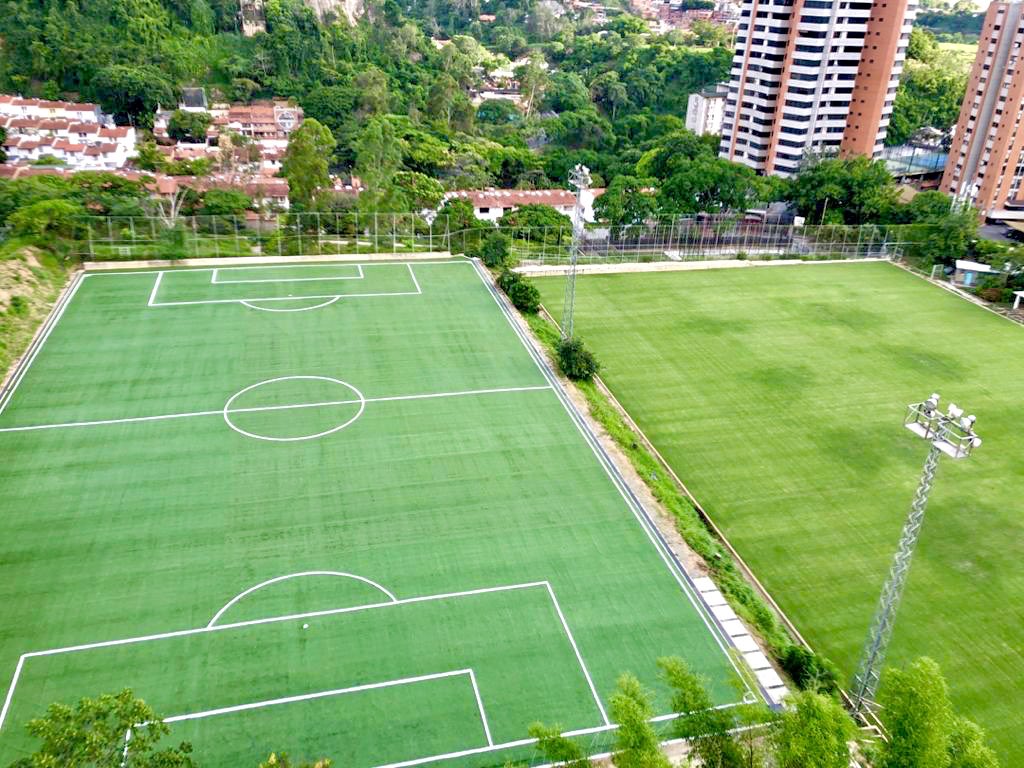 angelluzcategui's tweet photo. El nuevo complejo de entrenamiento de @DvoLaGuaira dos canchas de grama artificial, una de grama natural, en comodato con el colegio Santo Tomas Aquino, y todavía hay gente (del fútbol) que dice que no avanzamos. Felicitaciones. https://t.co/edUw4f2w5c
