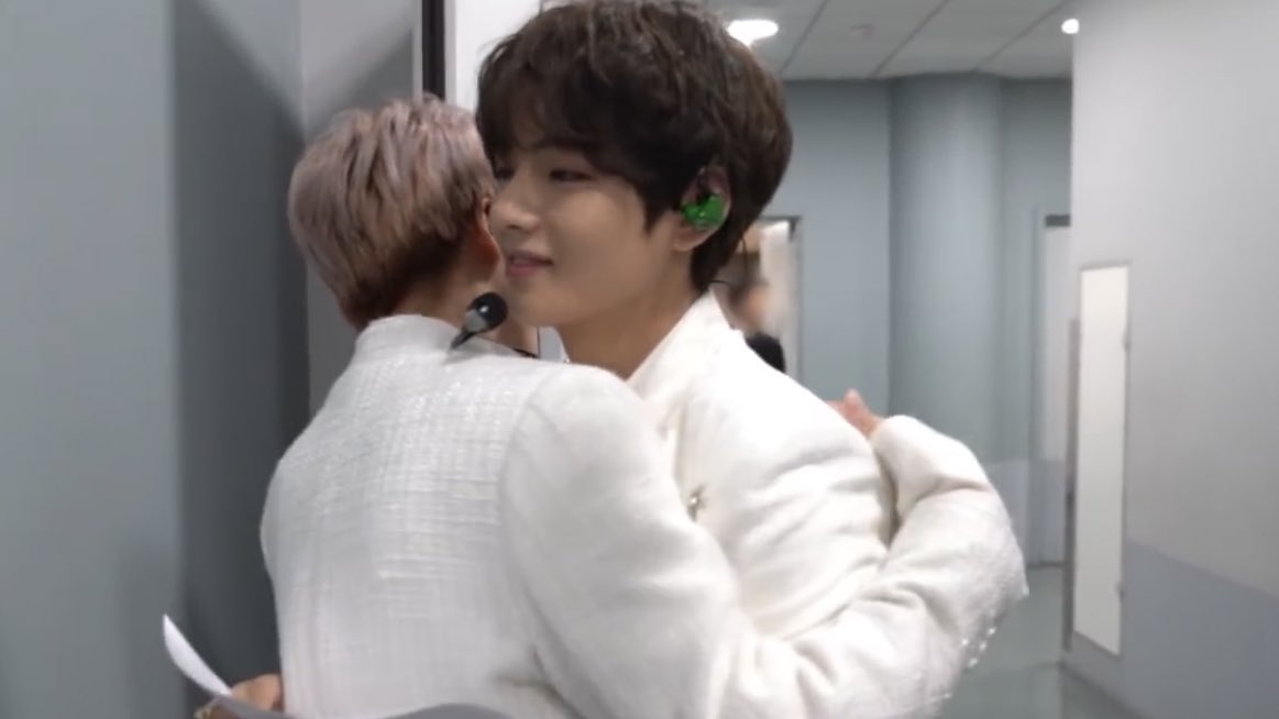 joexjayo's tweet photo. โอ้ยืfree hug น่ารักมาก ละดูน้องทำหน้าดิ น่ารักมาก แง https://t.co/DskM28Qunn