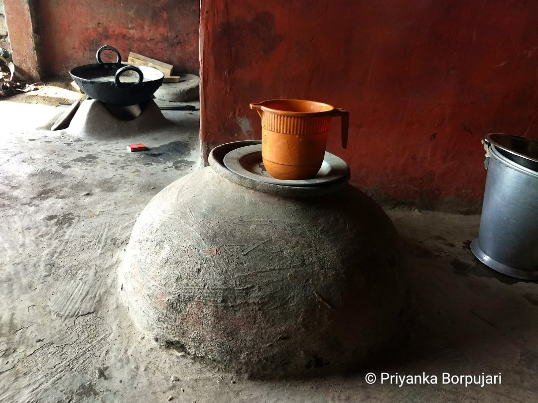 Clay play: a stove, and an underground water coolant.Katia, West Bengal.On the  @outofedenwalk in 2019. #EdenWalk  #slowjournalism