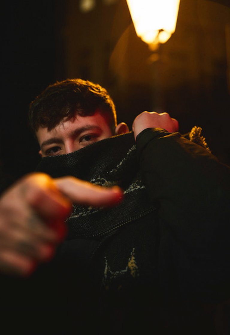 "Ein Abend, an dem man die Kontrolle etwas zur Seite schiebt, kann aber eine Inspiration sein. Als Musiker oder Mensch, der viel im Kopf hat, mal abzuschalten, ist okay, finde ich ..." – #TomHengst im Interview über Kontrolle und Kontrollverlust.
mzee.com/2020/07/tom-he…