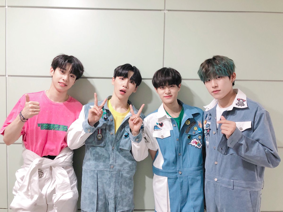 STRAY6IX's tweet photo. Commending ALL the stylists for this #VIVID's outfits. They weren't repetitive &amp; they're so refreshing to see. Matches our  예삐s very much 🧡💙♥️💜 

#에비뉴의_답은_온리예삐
#RedUpForAB6IX https://t.co/ZMyOCC3ezU