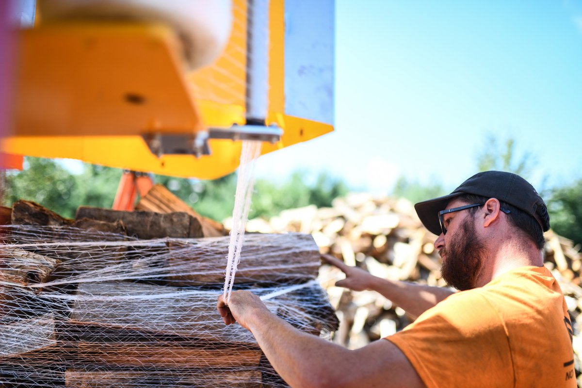 FuelsNorth's tweet photo. Using state-of-the-art French technology, we offer 1/3 cord of firewood piled and wrapped on sturdy wooden pallets, delivered to your patio, garage, or where ever you want them!  🔥

603-945-5305
https://t.co/dx3xeb0luQ

#firewood #premiumfirewood #woodpile #palletizedfirewood https://t.co/sKcDValw6Q