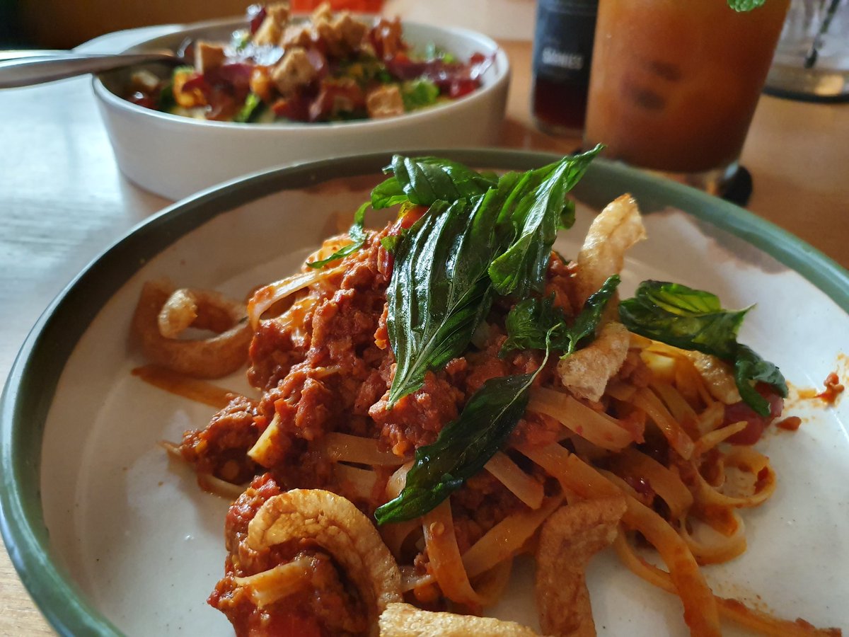 neetampeachy's tweet photo. 𝚂𝙰𝚁𝙽𝙸𝙴𝚂 𝙱𝙰𝙽𝙶𝙺𝙾𝙺
 ที่นี่เป็นทั้งคาเฟ่และร้านอาหาร ดีไซน์ร้านดูกลางเก่ากลางใหม่เก๋เลยทีเดียว
🍽อาหารที่ชอบ คือ "พาสต้าน้ำพริกอ่อง" จานนี้อร่อยจริงจังมาก 😋 มาแล้วลองกันนะ
📍ซ.เจริญกรุง 44 ใกล้ รร.แชงกรีลา
@aroii #อร่อยไปแดก #รีวิวคาเฟ่ #รีวิวของกิน #คาเฟ่เจริญกรุง https://t.co/aF80LyEOJR
