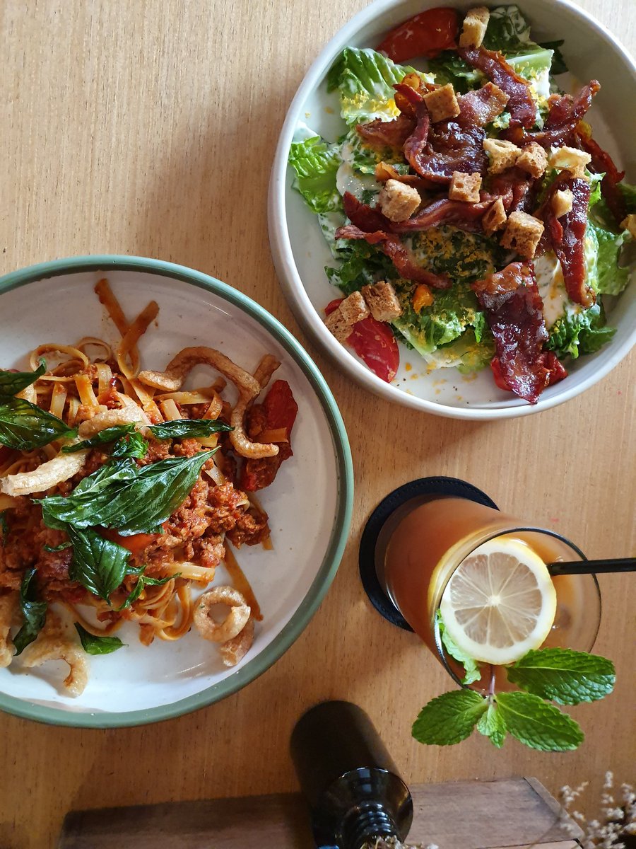 neetampeachy's tweet photo. 𝚂𝙰𝚁𝙽𝙸𝙴𝚂 𝙱𝙰𝙽𝙶𝙺𝙾𝙺
 ที่นี่เป็นทั้งคาเฟ่และร้านอาหาร ดีไซน์ร้านดูกลางเก่ากลางใหม่เก๋เลยทีเดียว
🍽อาหารที่ชอบ คือ "พาสต้าน้ำพริกอ่อง" จานนี้อร่อยจริงจังมาก 😋 มาแล้วลองกันนะ
📍ซ.เจริญกรุง 44 ใกล้ รร.แชงกรีลา
@aroii #อร่อยไปแดก #รีวิวคาเฟ่ #รีวิวของกิน #คาเฟ่เจริญกรุง https://t.co/aF80LyEOJR