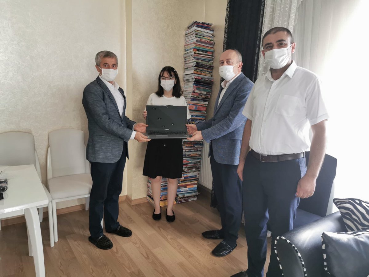 erdalkilinc27's tweet photo. #lgs2020 'de 500 tam puan alarak Türkiye Birincisi olan öğrencimiz Irmak Ceylin Sürücü'yü Kaymakamımız @cmlttnylmz65 ve Belediye Başkanımız @mtahmazoglu ile birlikte ziyaret ettik. Öğrencimizi tebrik eder, onu yetiştiren ailesi ve Özel Erdem Koleji öğretmenlerine teşekkür ederim https://t.co/IuIz1kzvVI