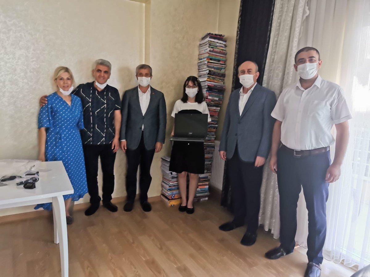 erdalkilinc27's tweet photo. #lgs2020 'de 500 tam puan alarak Türkiye Birincisi olan öğrencimiz Irmak Ceylin Sürücü'yü Kaymakamımız @cmlttnylmz65 ve Belediye Başkanımız @mtahmazoglu ile birlikte ziyaret ettik. Öğrencimizi tebrik eder, onu yetiştiren ailesi ve Özel Erdem Koleji öğretmenlerine teşekkür ederim https://t.co/IuIz1kzvVI