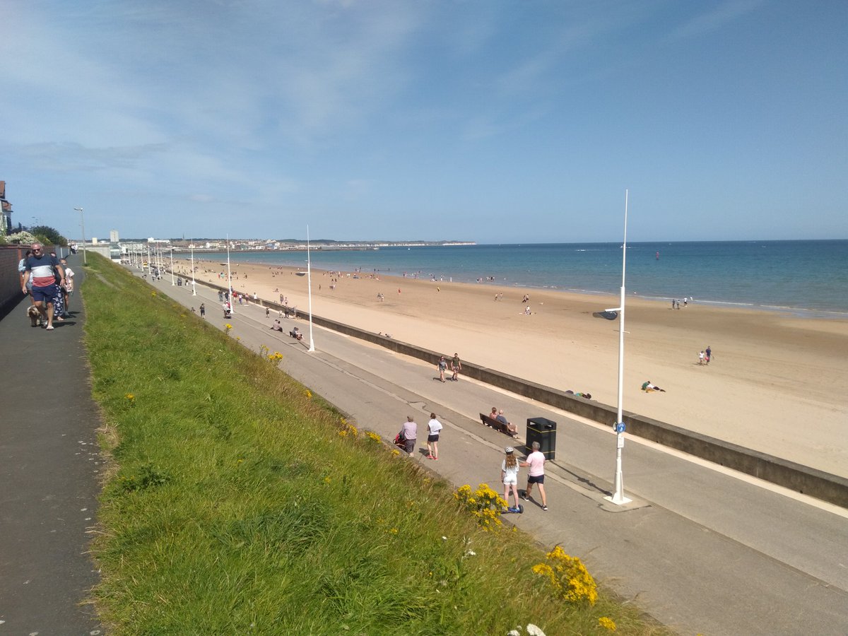 DoreJayne's tweet photo. Nice social distancing going on on Bridlington South beach. 
Lovely to have the weather and some visitors back. Looks like people are being sensible. https://t.co/E2hO1SVoYa