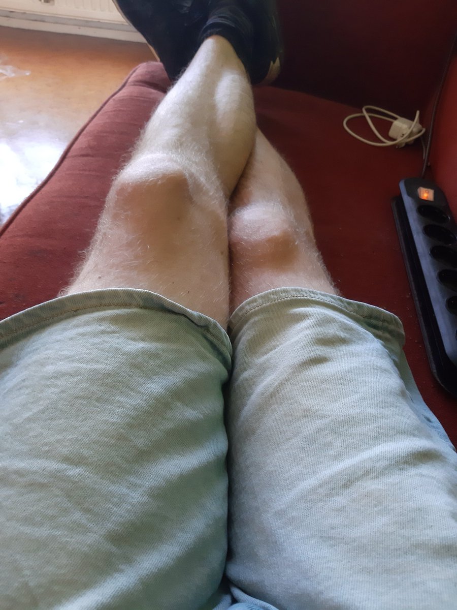 lieferbeestje's tweet photo. Omdat jullie mij altijd verblijden met blote benenfies doe ik jullie ook een keer een plezier #returningthefavour https://t.co/o5ZgJcs0bj