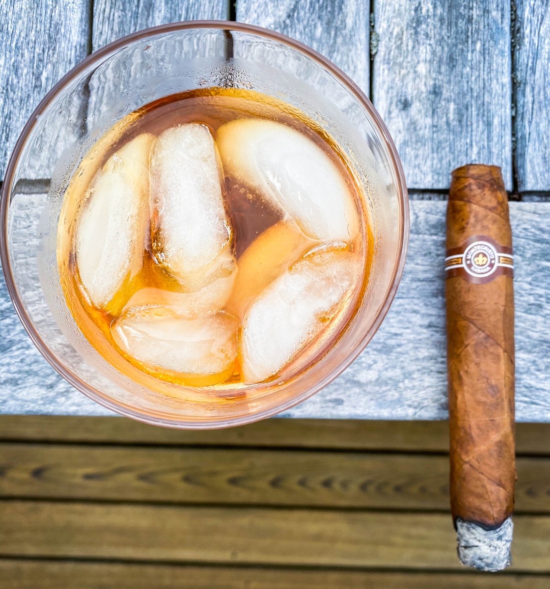 cadeedistillery's tweet photo. A pure world class trio!  @Steuben Teardrop glass, the legendary Montecristo #2 and Cadée Deceptivus bourbon.  Pure design, puro Cubano flavor, and Cadée (“pure” in Gaelic.  It’s better for thee with Cadée!  #cadeedistillery #steuben #montecristo #cigars #bourbon https://t.co/k0J4eU2vYW