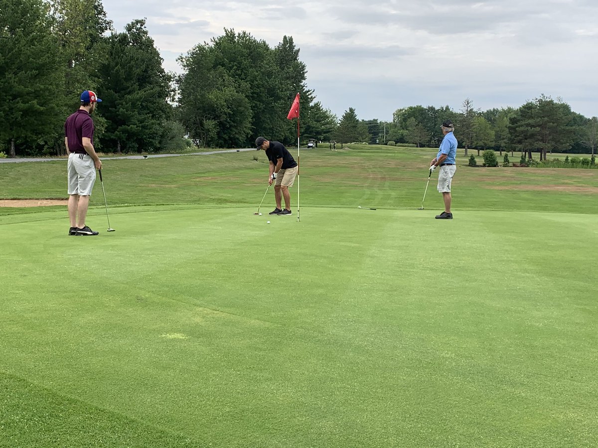 B7Francois's tweet photo. Quelle belle journée pour jouer au #golf. Les verts sont de toutes beautés au Club du #LacChamplain à #VeniseenQuebec. Venez faire un tour. #Vacances #lac https://t.co/nKhuVnBk08