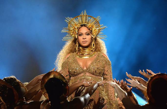 Beyoncé transformed into a glowing golden Goddess vision during her 2017 Grammys performance. Holly Rey’s take in 2020 at the Sun Met