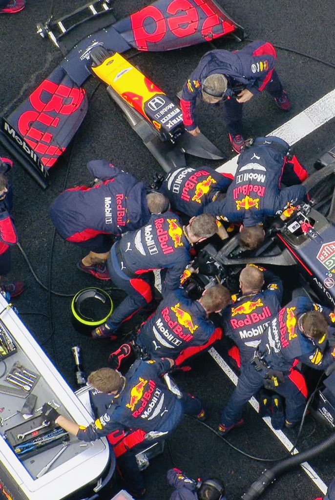 AUTbusinessport's tweet photo. Para mi sin duda, los ganadores de la carrera, los mecánicos de RedBull. https://t.co/aYn3eerTAM