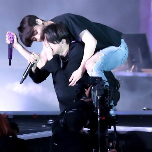 jeonsflirty's tweet photo. rosebowl jikook moment in every angle https://t.co/lfoUHfJKNs