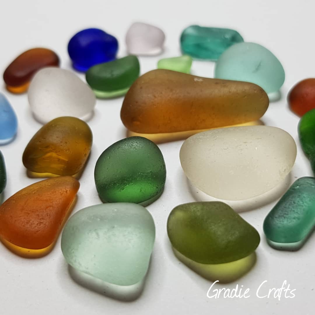 GradieCrafts's tweet photo. Multi coloured gems from the sea 🌊
#seaglass #beachglass #seaglassart #seaglassartist #seaglassgems #beachcomber #beachcombing #seaglassphotography #anglesey #ynysmôn #angleseyseaglass #angleseyart #angleseycoast #northwales #welshseaglass #gradiecrafts https://t.co/KSxO3SJEeL