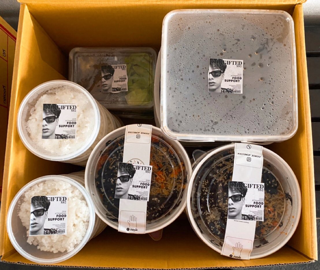BabiiKongSBiang's tweet photo. FOOD SUPPORT : The Gifted Graduation (𝐿𝑢𝑛𝑐ℎ)
By @GunAtp_CNFamily 
@OffGun_Sweet 
 @onfireforjumpol 
@OffHuGun_CNFC 
.
.
.
🍜🍙🍼🍎
👼🏻💚 P’Punn &amp; His Friends 
🗓 19 JULY 2020 
 
#ออฟกัน 
#กันอรรถพันธ์ 
#เบบี๋กองเสบียง https://t.co/5NfRmhL7Cd