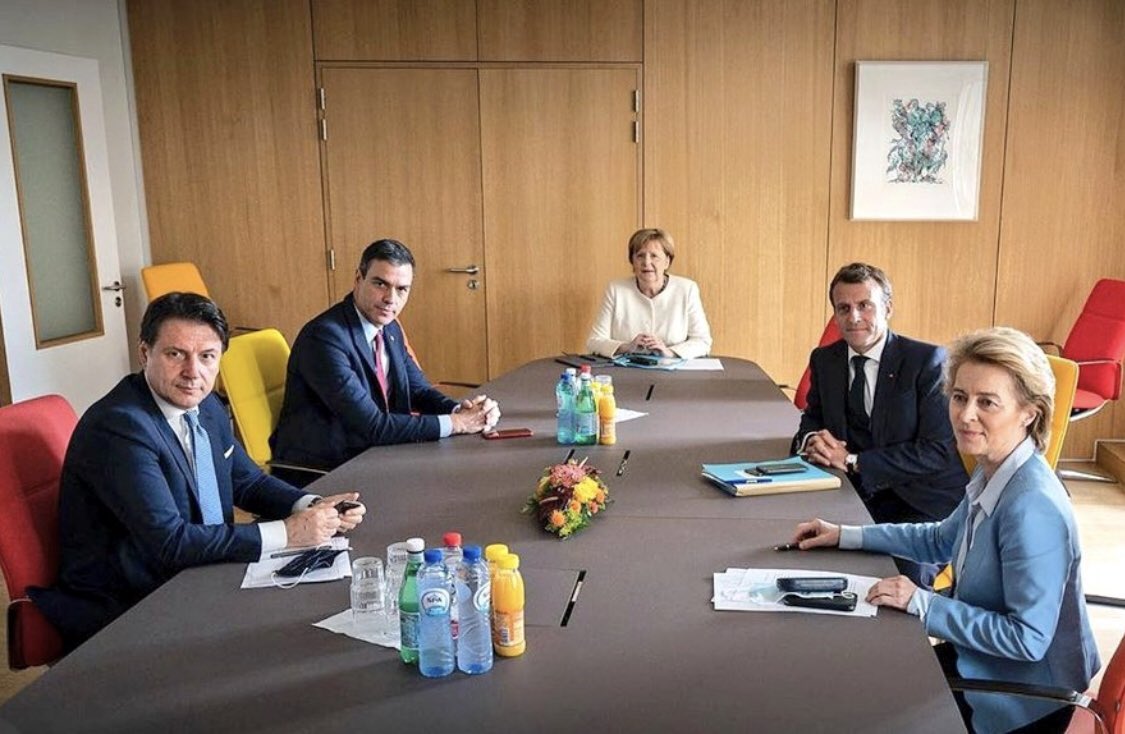 Sabem perquè <a href="/sanchezcastejon/">Pedro Sánchez</a> és l’únic que no porta ni paper, ni apunts, ni bolígraf, ni res de res? 
Una imatge val més que mil paraules...