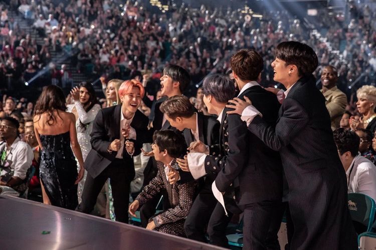 2cooI4skuII's tweet photo. 2019 for @BTS_twt and Army: Thread https://t.co/TGKpaRBuAK