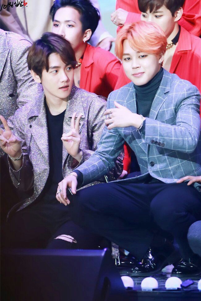 Liana1801's tweet photo. Kaget dong buka Tweet Daebak🤗
Seneng banget bisa liat ARMY & EXO-L ngereceh bareng gara" trend ini....Smoga jha war" yg gak jlas diantara kedua Fandom ini berkurang yah, Kita Support Idol kita masing" tanpa menjatuhkan Idol lain👍
DAMAI ITU INDAH💜♥️
Jimin Exo
#BTSEXO https://t.co/dhkUahi9A9