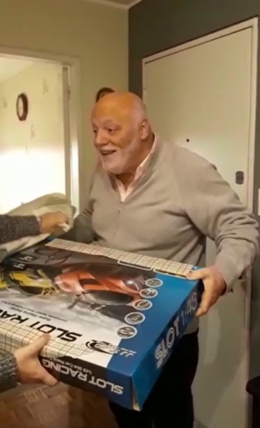 Flo_valiente1's tweet photo. Mi papá quiso toda su vida una pista de autitos. Pero de niño nunca le regalaron una. A sus 57 llegó su regaló. Atentos a sus caras de emoción. https://t.co/lCmOO2b3Fs