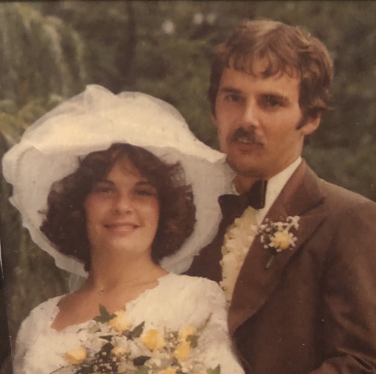 uberdizz's tweet photo. FORTY YEARS!

Congratulations &amp; Happy 40th Anniversary to my parents!

You’ve supported each other through the entire wheel of what life has thrown at you.

Here’s to more health and the same amount of happiness for the years to come!

❤️ https://t.co/LPsgLdhZdP