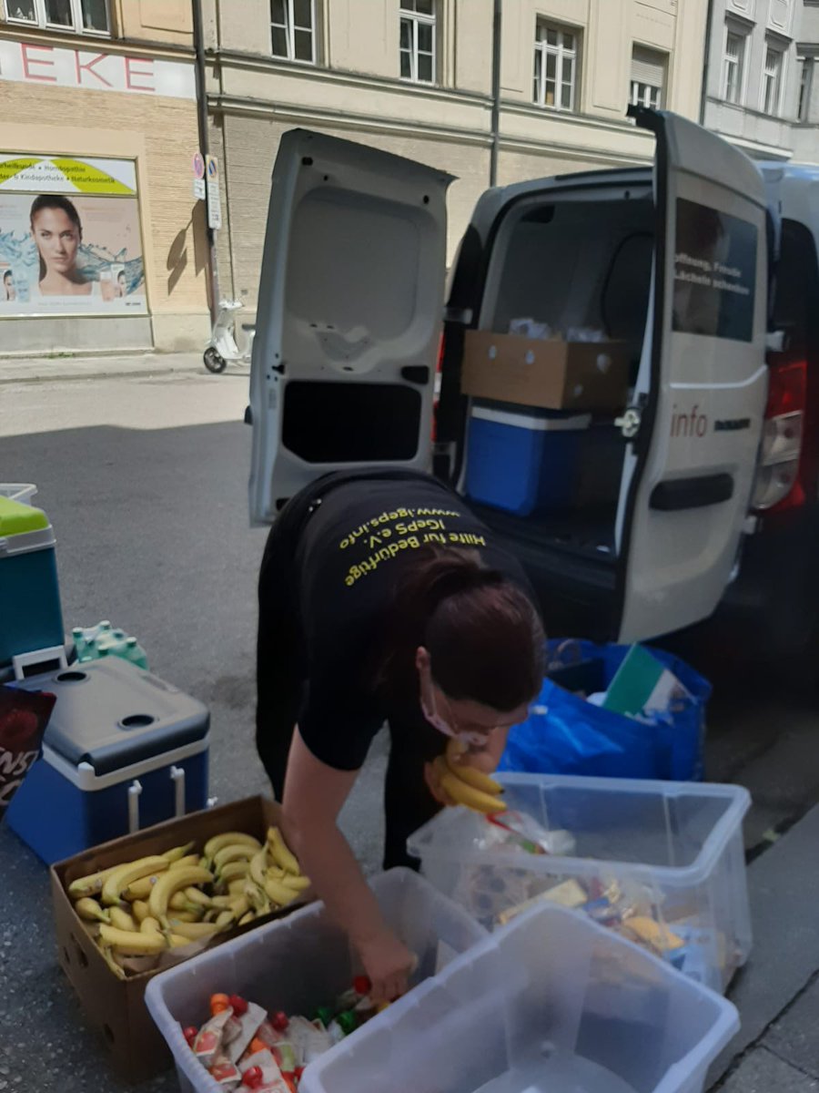 Igeps01's tweet photo. Und wie angekündigt waren wir heute zum 17. mit unserer #direkteStrassenhilfe unterwegs.
Und wieder war der Andrang extrem hoch. https://t.co/BaX6nlEVHw