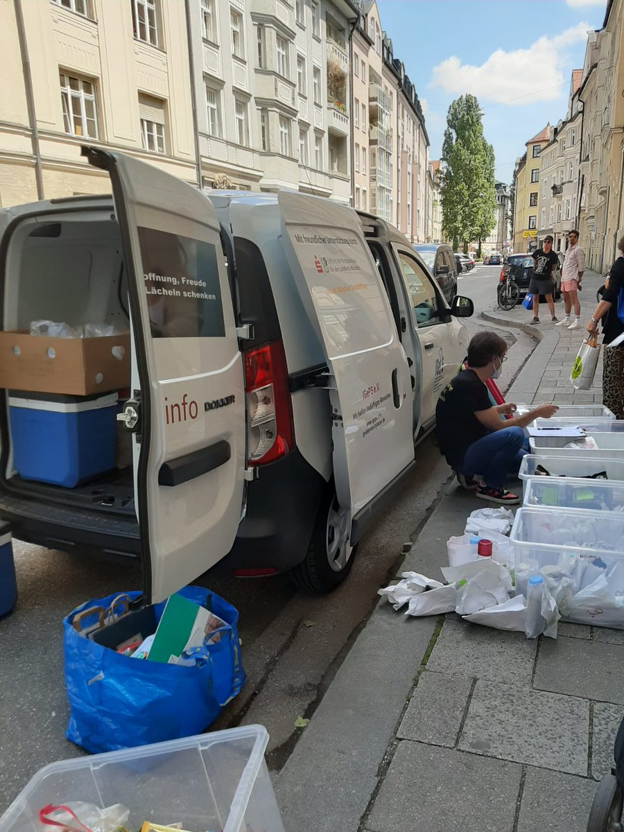 Igeps01's tweet photo. Und wie angekündigt waren wir heute zum 17. mit unserer #direkteStrassenhilfe unterwegs.
Und wieder war der Andrang extrem hoch. https://t.co/BaX6nlEVHw