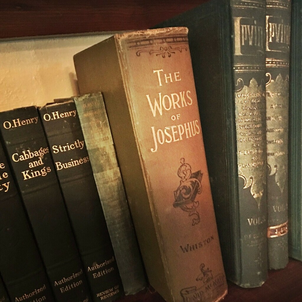 tvioh's tweet photo. “Old books exert a strange fascination for me -- their smell, their feel, their history; wondering who might have owned them, how they lived, what they felt.”― Lauren Willig⁣
⁣
#vintagebooks #vintagebook #oldbook #antiquarianbooks #bookcollector #cla… https://t.co/kUoK4qbbtF https://t.co/eFep63C1zj