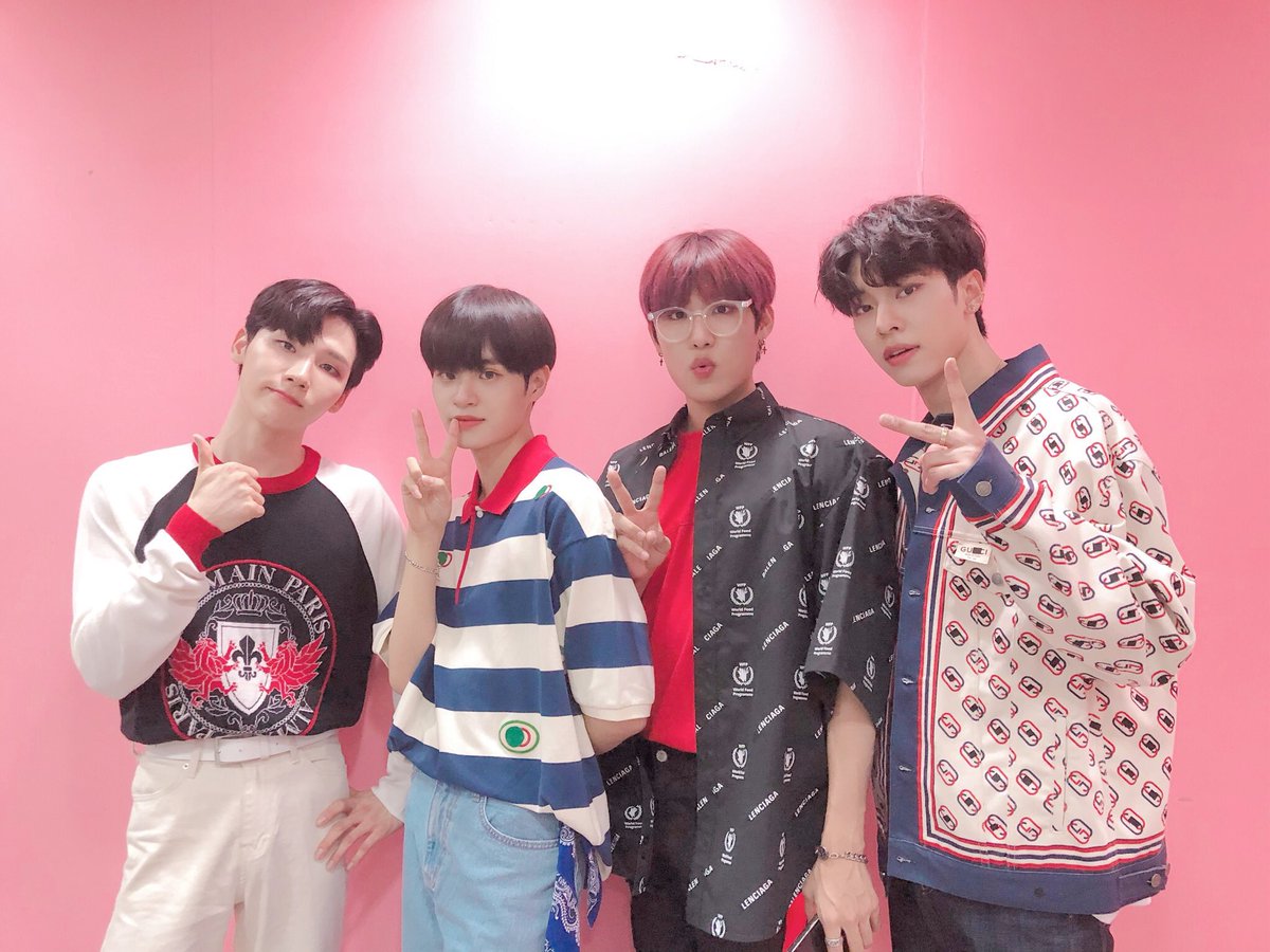 mdlove_donghyun's tweet photo. 삼주 동안 많이 고생했어요!

#에비뉴의_답은_온리예삐
#RedUpForAB6IX 

#AB6IX #에이비식스 #답을줘 
#전웅 #김동현 #박우진 #이대휘 https://t.co/1fXV0o5YuD