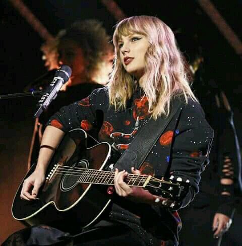  #MTVHottest Taylor Swift red and black