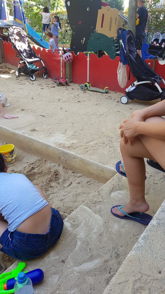 cadelice's tweet photo. @Mairiedu20 ca fait 3 semaines que le parc des saint simoniens est dans un état déplorable : les enfants glissent sur le sable qui n'est plus balayé. Que font vos agents ? https://t.co/5NEH1YrEXT