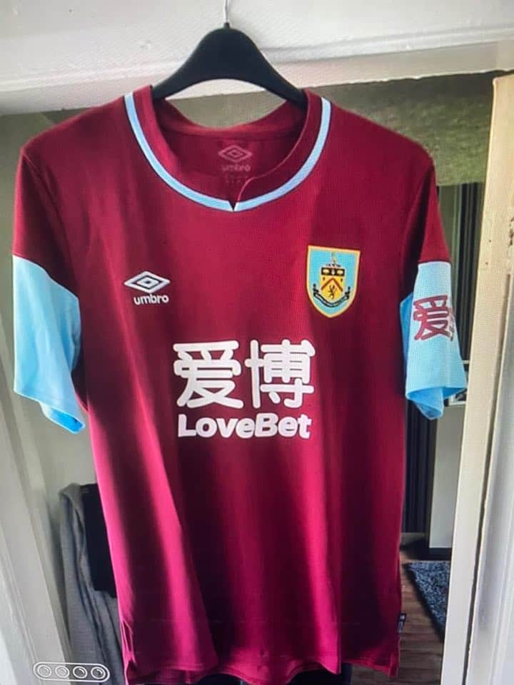 CricketFieldEnd's tweet image. ITS BEEN LEAKED!!

Seems this is the new HOME SHIRT...

Whats your thoughts ??

#twitterclarets #UTC #BurnleyFC