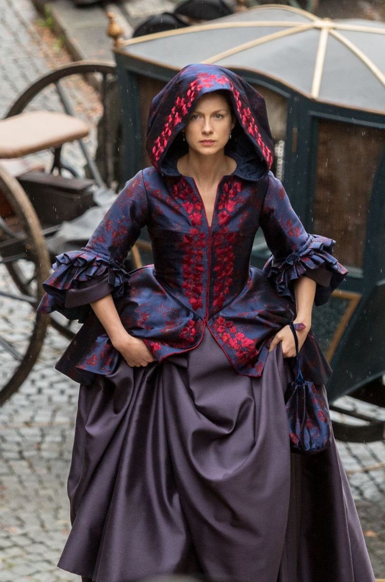 frasesoutlander's tweet photo. É muito estilo, né? Claire Fraser na França. 🧡 https://t.co/JiJX8CSjtn