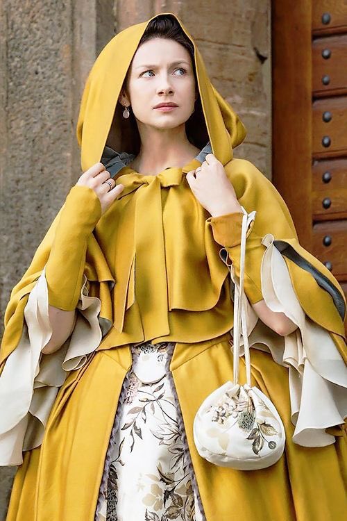 frasesoutlander's tweet photo. É muito estilo, né? Claire Fraser na França. 🧡 https://t.co/JiJX8CSjtn