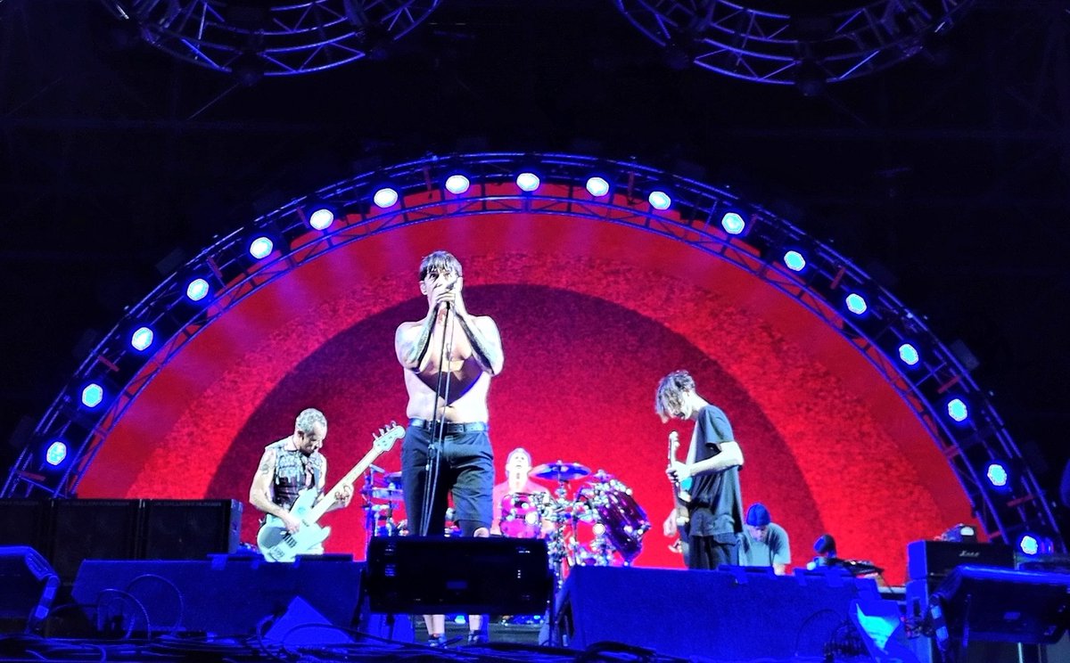 2dpkke's tweet photo. Domani sono già tre anni. Idealmente non me ne sono mai andato da quella transenna. @ChiliPeppers #20luglio2017 #RHCP2017 #RHCPItaly #RockInRoma #transenna https://t.co/eEpszQsTxo