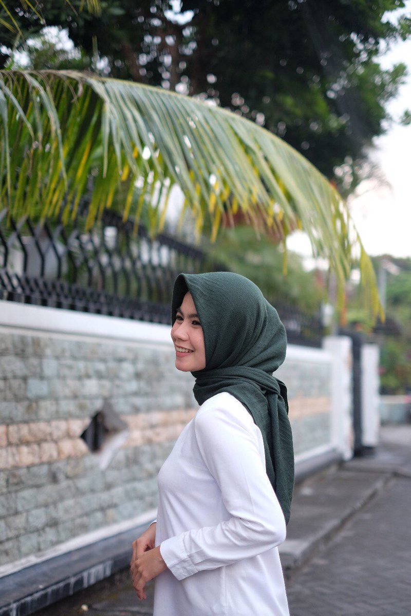 Retnodwi206's tweet photo. Temen-temen, aku jual hijab for daily nih. Kualitas oke bgt dengan harga yg gausah diraguin buat kantong mahasiswa! Yuk di check dan follow ig nya yaa @duascarfs 💕 https://t.co/DaxwMhaWq9