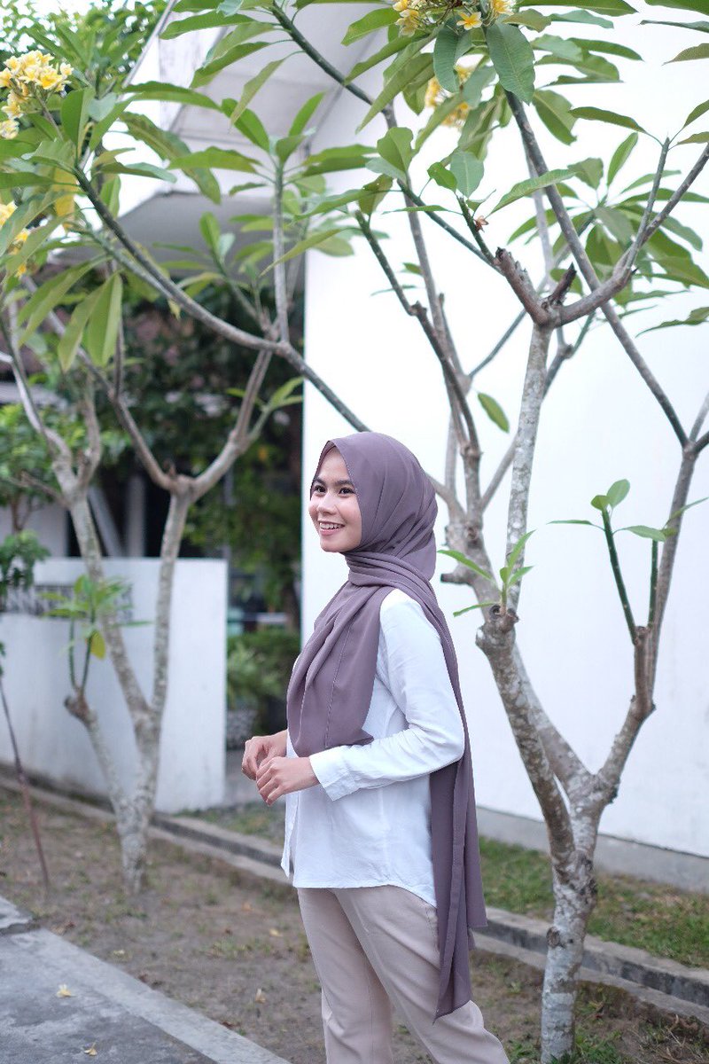 Retnodwi206's tweet photo. Temen-temen, aku jual hijab for daily nih. Kualitas oke bgt dengan harga yg gausah diraguin buat kantong mahasiswa! Yuk di check dan follow ig nya yaa @duascarfs 💕 https://t.co/DaxwMhaWq9