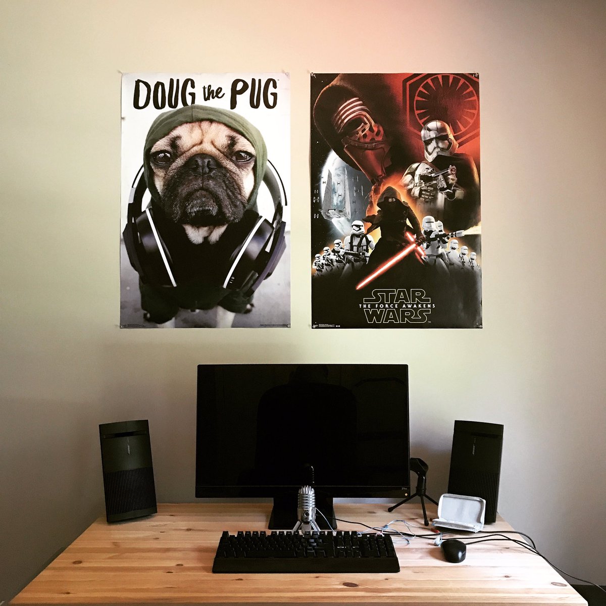 realJackGuo's tweet photo. A new gaming corner. Do you like it? #pug #StarWars https://t.co/j4KCyDRaSE