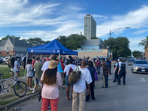 ChicagoCAPSHQ's tweet photo. On Friday @ChicagoCAPS03 and @ChicagoCAPS04 joined with Summer Mobile held a Community Prayer and Resource at 75th and Coles
#PositivePoliceInteraction #TogetherWeCan https://t.co/asseEFZdfa