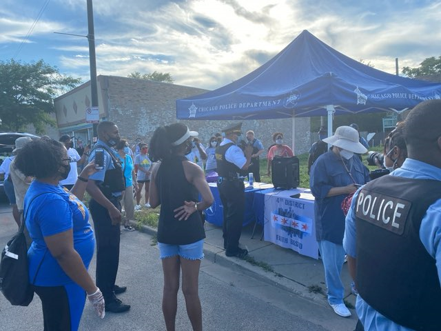 ChicagoCAPSHQ's tweet photo. On Friday @ChicagoCAPS03 and @ChicagoCAPS04 joined with Summer Mobile held a Community Prayer and Resource at 75th and Coles
#PositivePoliceInteraction #TogetherWeCan https://t.co/asseEFZdfa