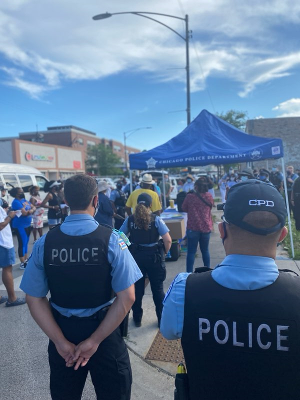 ChicagoCAPSHQ's tweet photo. On Friday @ChicagoCAPS03 and @ChicagoCAPS04 joined with Summer Mobile held a Community Prayer and Resource at 75th and Coles
#PositivePoliceInteraction #TogetherWeCan https://t.co/KulTEW0dTg