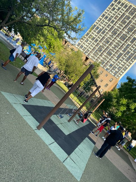 ChicagoCAPSHQ's tweet photo. On Friday @ChicagoCAPS03 and @ChicagoCAPS04 joined with Summer Mobile held a Community Prayer and Resource at 75th and Coles
#PositivePoliceInteraction #TogetherWeCan https://t.co/KulTEW0dTg