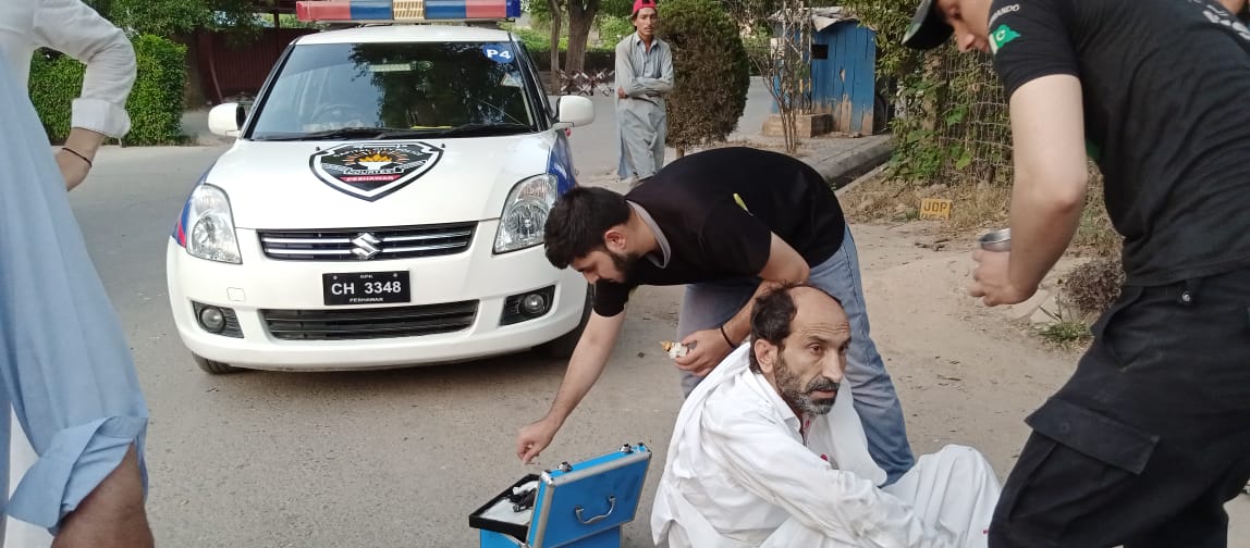 PeshawarCCPO's tweet photo. عوامی خدمت میں سب سے آگے، سٹی پیٹرولنگ فورس پشاور کے جوان پشاور یونیورسٹی روڈ پر موٹرسائیکل حادثے میں زخمی شہریوں کو ابتدائی طبی امداد دے رہے ہیں۔
#کپتان_کا_ابھرتا_پاکستان https://t.co/RSQHUKeoIz