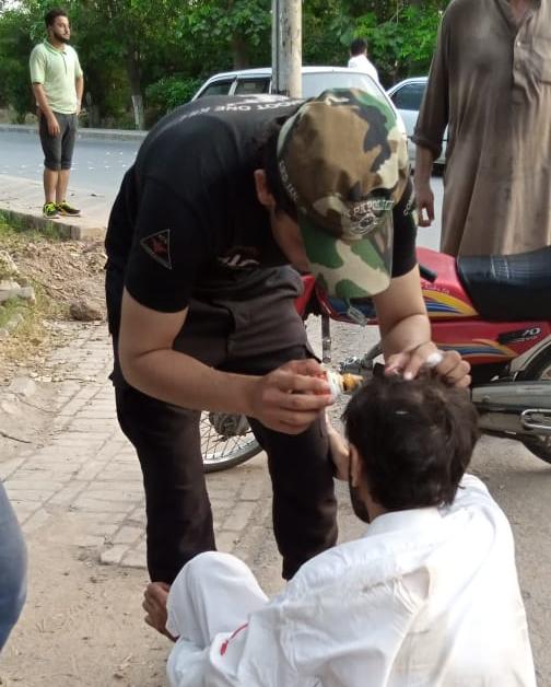 PeshawarCCPO's tweet photo. عوامی خدمت میں سب سے آگے، سٹی پیٹرولنگ فورس پشاور کے جوان پشاور یونیورسٹی روڈ پر موٹرسائیکل حادثے میں زخمی شہریوں کو ابتدائی طبی امداد دے رہے ہیں۔
#کپتان_کا_ابھرتا_پاکستان https://t.co/RSQHUKeoIz