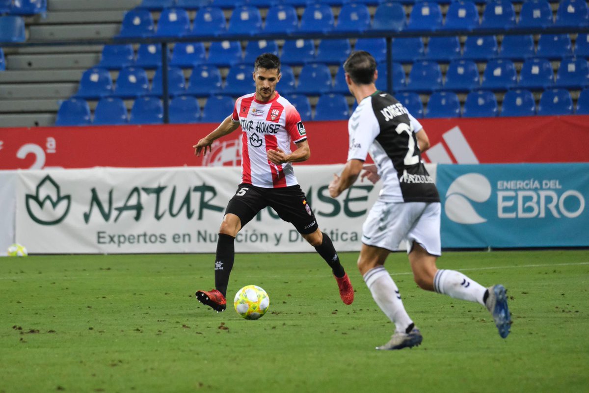 MichelZabaco's tweet photo. Siii! Muy orgulloso de todos, broche de oro a una gran temporada!! Ascenso increíble después de todo lo vivido @UDLogrones! #graciasafición 💪💪🔴⚪🔴🥂🥂 https://t.co/xJ2YaOKyLU